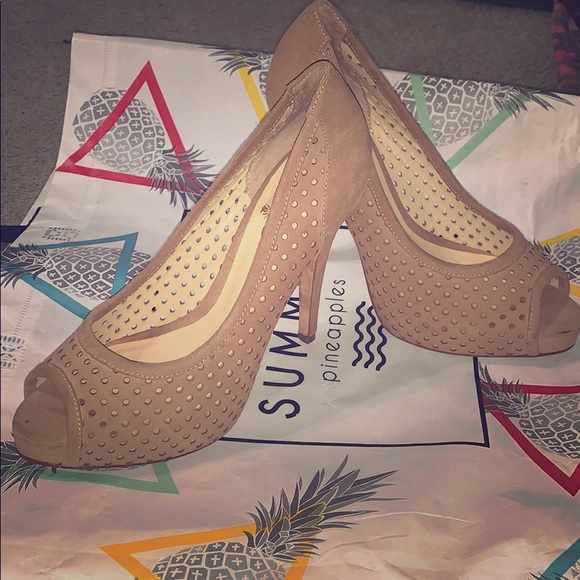 Foot Candy Sz.7 Tan Heels - Picture 1 of 4